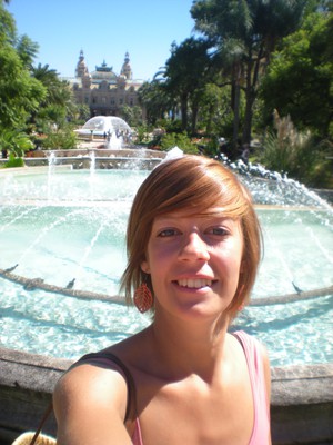 Fanny Schiel Bild der geliebten Fanny Schiel vorm Brunnen