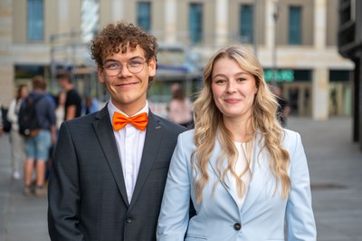 Hanni (und ein Mensch mit kleinen Locken) bei der Veranstaltung feierliche Immatrikulation 2024